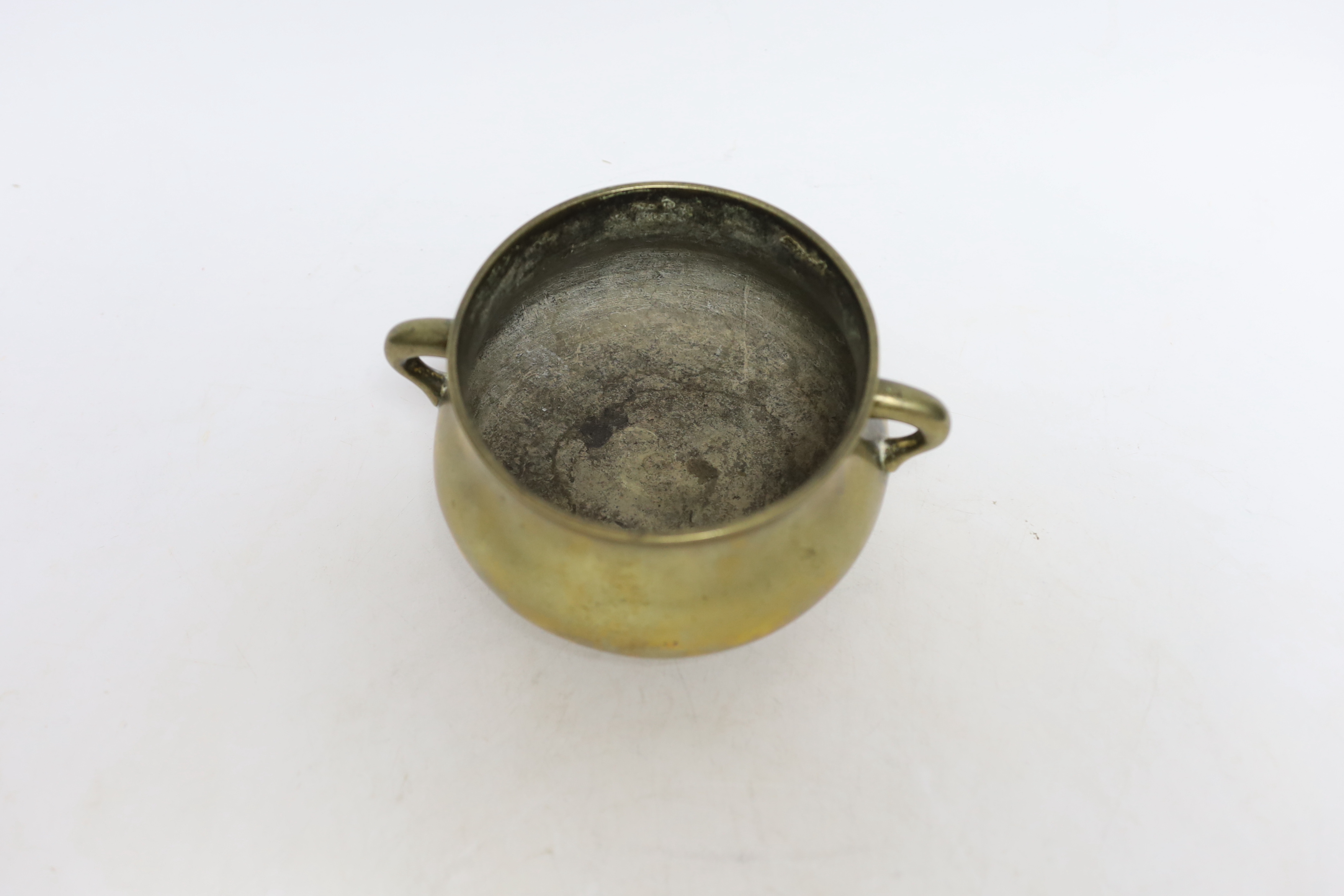 A Chinese bronze censer, Xuande mark, 18th/19th century, 7.5cm high